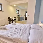 Auzlak Hisa, Apartments. Lägenhet Luče