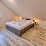 Auzlak Hisa, Apartments. Lägenhet