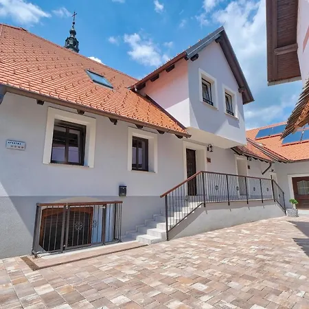 Auzlak Hisa, Apartments. Luce