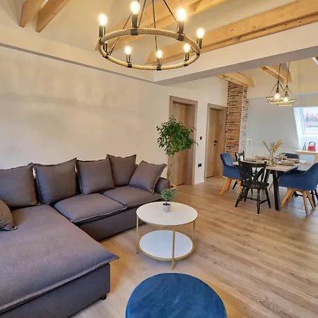 Auzlak Hisa, Apartments. Luče