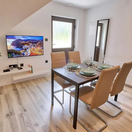 Auzlak Hisa, Apartments. Luče