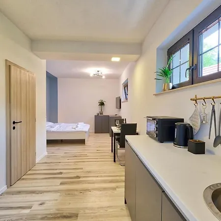 Auzlak Hisa, Apartments. Luče