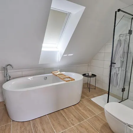 Auzlak Hisa, Apartments.