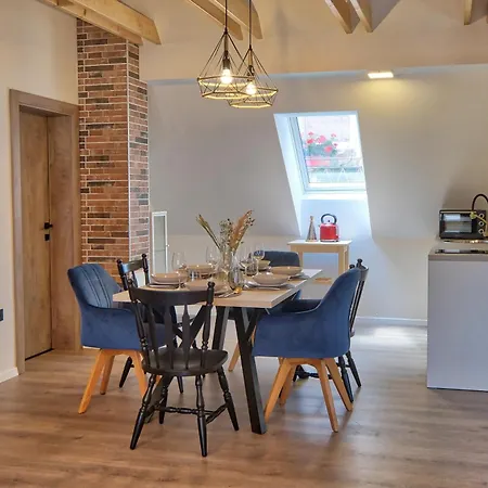 Auzlak Hisa, Apartments. Luče