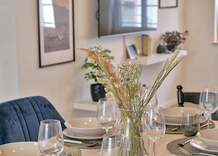 Auzlak Hisa, Apartments. * Luče