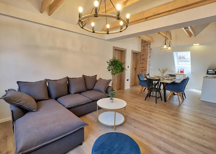 Auzlak Hisa, Apartments. Luče