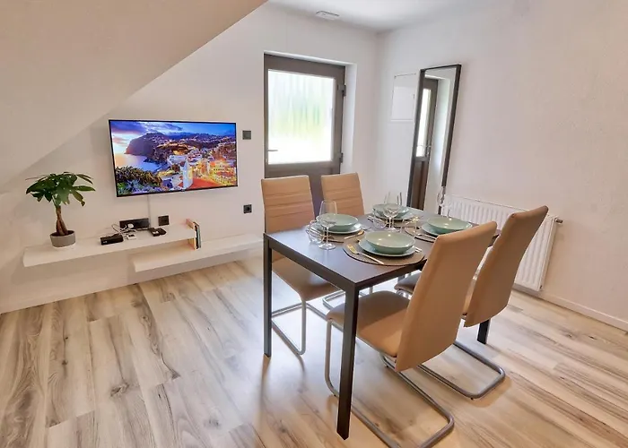 Auzlak Hisa, Apartments. Luče