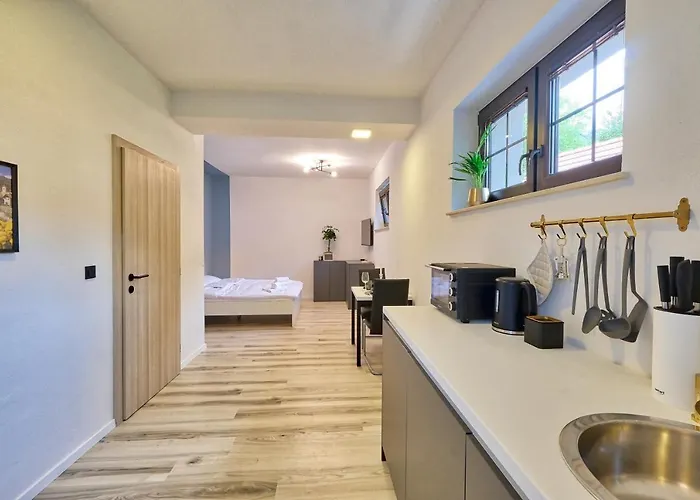 Auzlak Hisa, Apartments. Luče