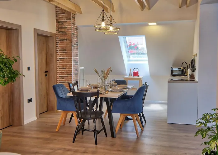 Auzlak Hisa, Apartments. Luče